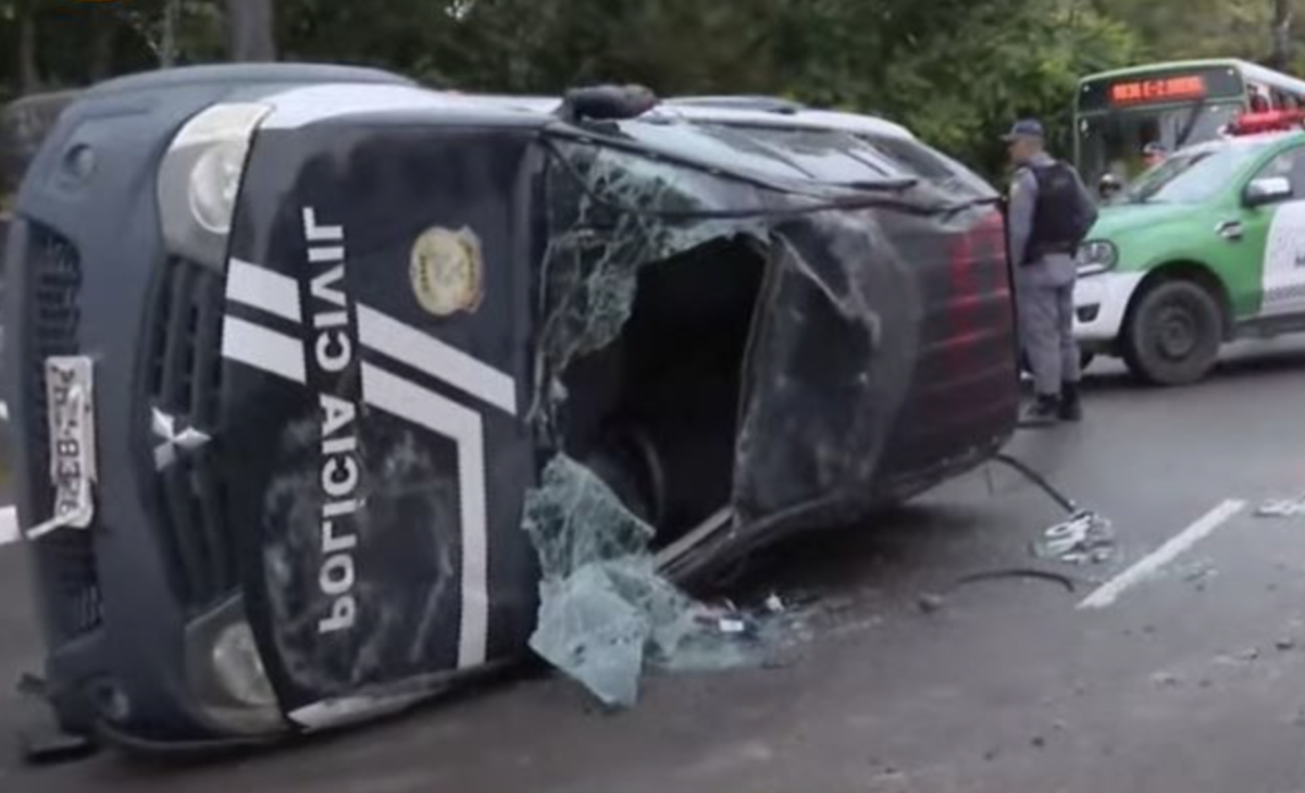 Investigador da Polícia Civil capota viatura na Ponta Negra, em Manaus