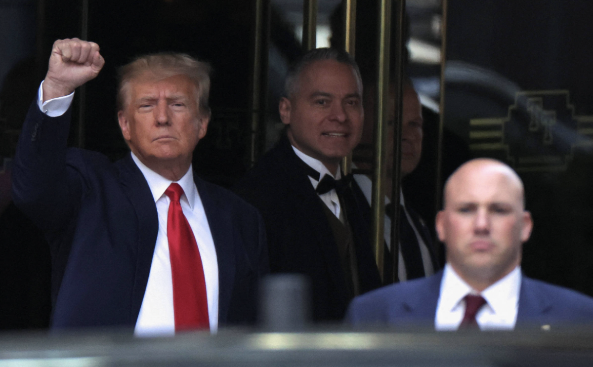 Trump se entrega à Justiça para se tornar primeiro ex-presidente dos EUA réu