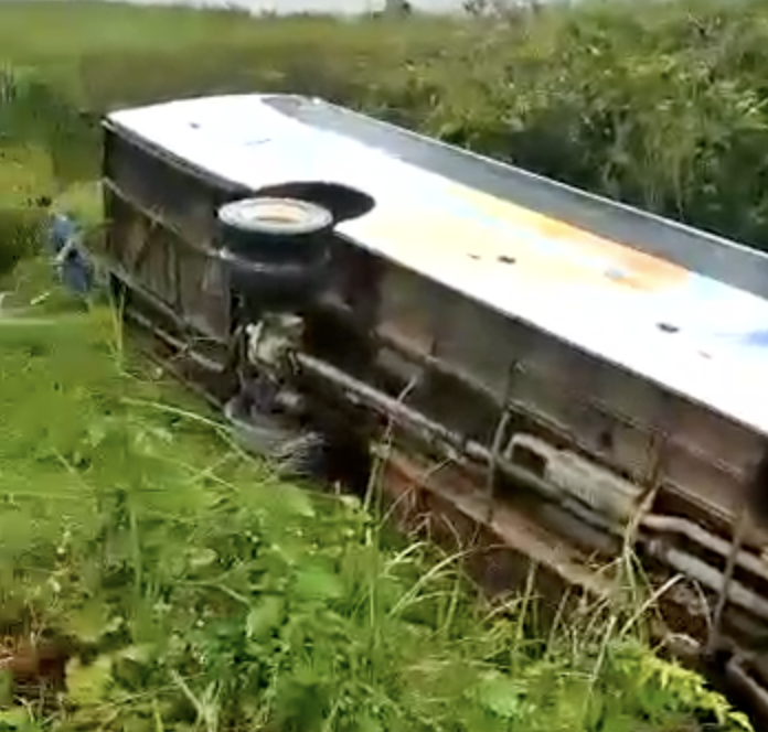 Urgente: ônibus capota na ‘curva da morte’ na AM-010; veja vídeos