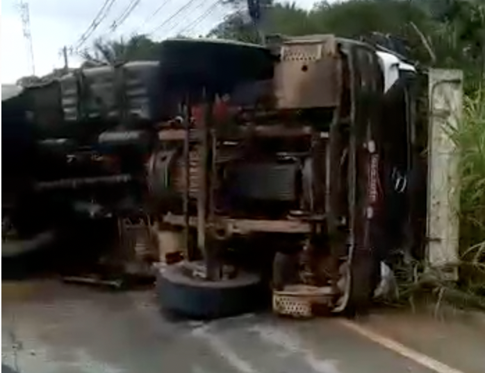 Urgente: caçamba tomba e gera transtorno em estrada no Amazonas; veja vídeo