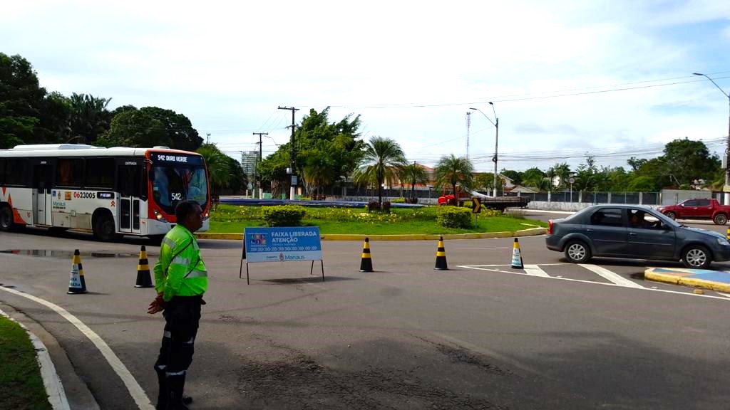 Prefeitura interdita avenida para obras de rede de drenagem em Manaus