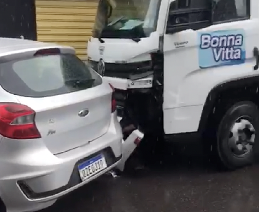 Urgente: caminhão colide com carro no Monte Sinai durante forte chuva em Manaus; veja vídeo