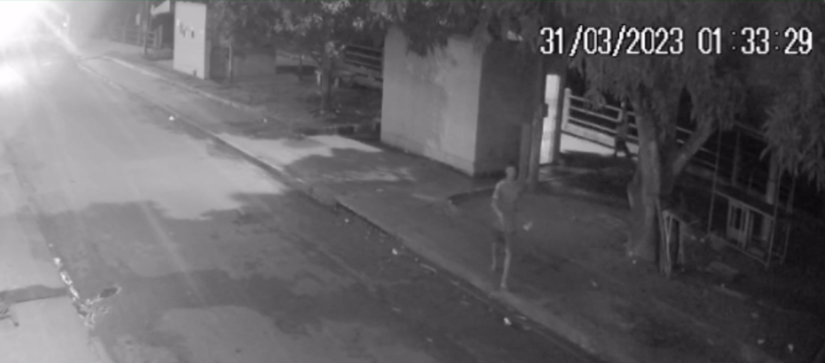Veja o momento que jovem é assassinado a sangue frio no meio da rua, em Maués
