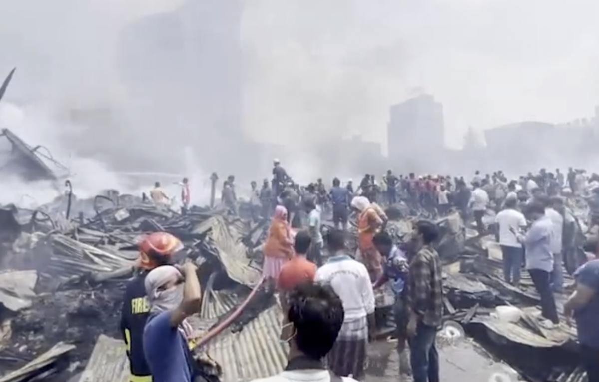 Dez prédios são destruídos em grande incêndio no mercado de Dhaka, em Bangladesh; veja vídeos