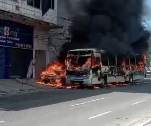 Noiado incendeia ônibus lotado e leva peia enquanto o couro derrete; veja vídeo