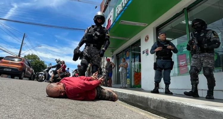 Assaltante vai preso igual ‘frango assado’ após levar surr4 federal no Alvorada; veja vídeo
