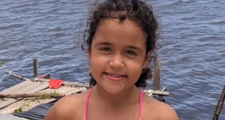 Menina de 6 anos é encontrada morta com cinto no pescoço e saco na cabeça na casa da amiga