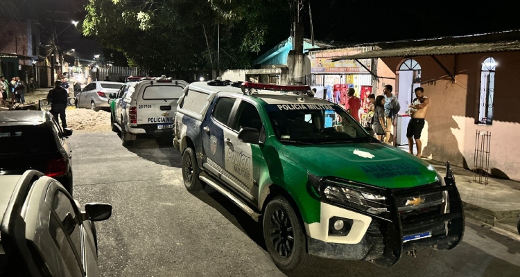 Família é feita de refém por assaltantes dentro de casa no bairro Zumbi; veja vídeo