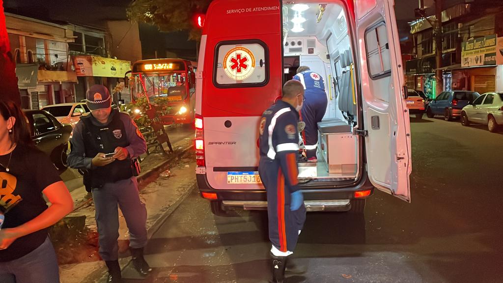 Homem sofre graves ferimentos em acidente de moto em Manaus; veja vídeo