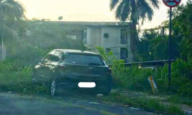 Motorista perde controle de carro e invade calçada no Parque Dez
