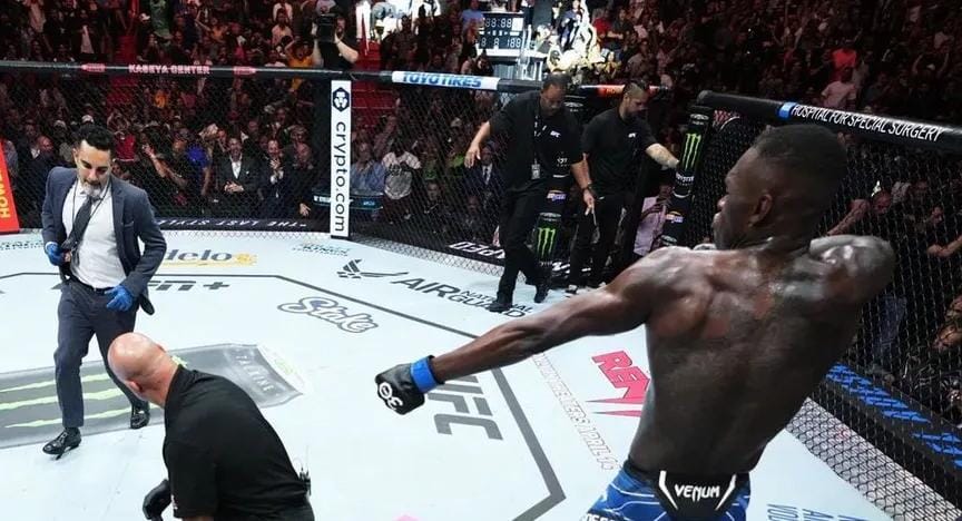 UFC: Adesanya recupera cinturão após nocautear e humilhar Poatan; veja o vídeo