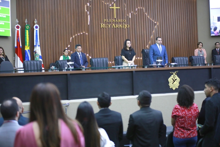 Deputados do Amazonas defendem PMs armados em escolas após ataques