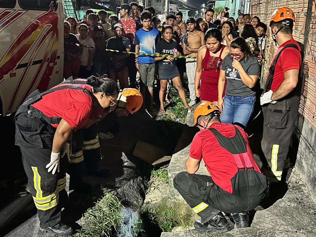 Urgente: mulher m0rre ao ser arremessada dentro de bueiro durante acidente em Manaus; veja vídeo