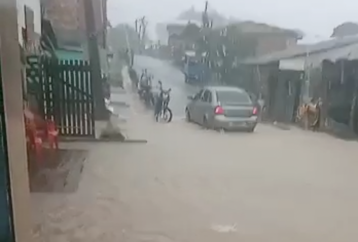Chuva intensa causa alagamentos no município de Tefé; veja vídeos