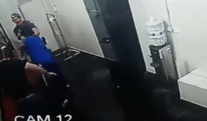 Estuprador é morto com tiro na cabeça ao tentar roubar arma de policial; veja vídeo