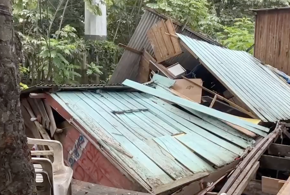 URGENTE: casa acaba de desabar no São Jorge, em Manaus; veja vídeo