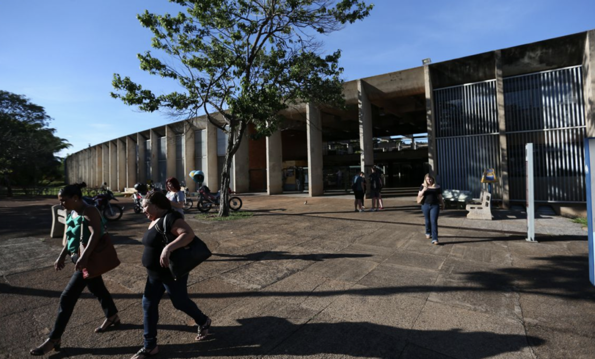 Aluno da UnB é preso após escrever ameaça em banheiro de Faculdade