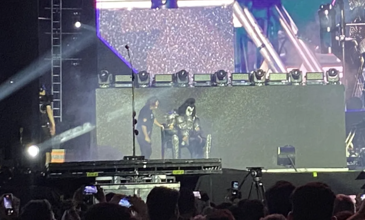 Banda Kiss interrompe show após o baixista Gene Simmons passar mal, em Manaus; veja vídeo