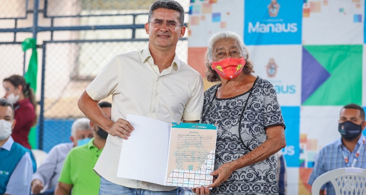 Prefeitura de Manaus entrega registro de imóveis a famílias da comunidade São José dos Campos