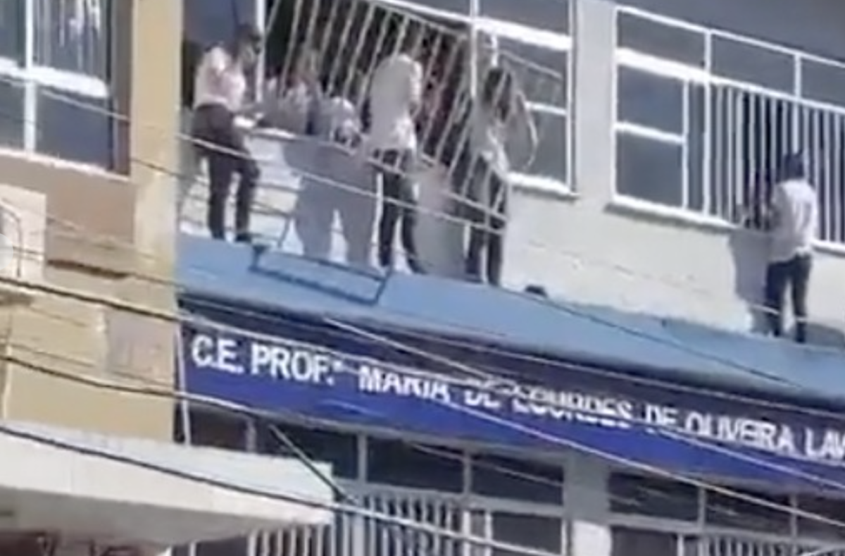 Adolescente entra com facão em escola e alunos tentam fugir pela janela do 2º andar; veja vídeo