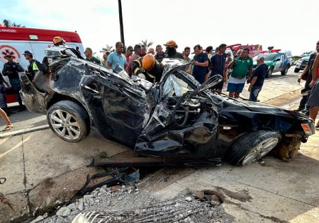 URGENTE: carro capota e deixa homem gravemente ferido, em Iranduba; veja vídeos