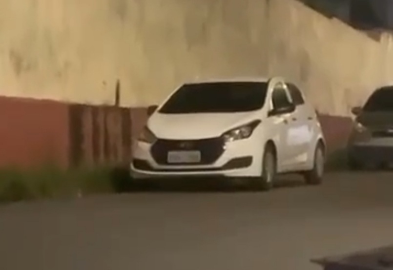 Carro ‘possuído’ é flagrado se mexendo no bairro Alvorada; veja vídeo
