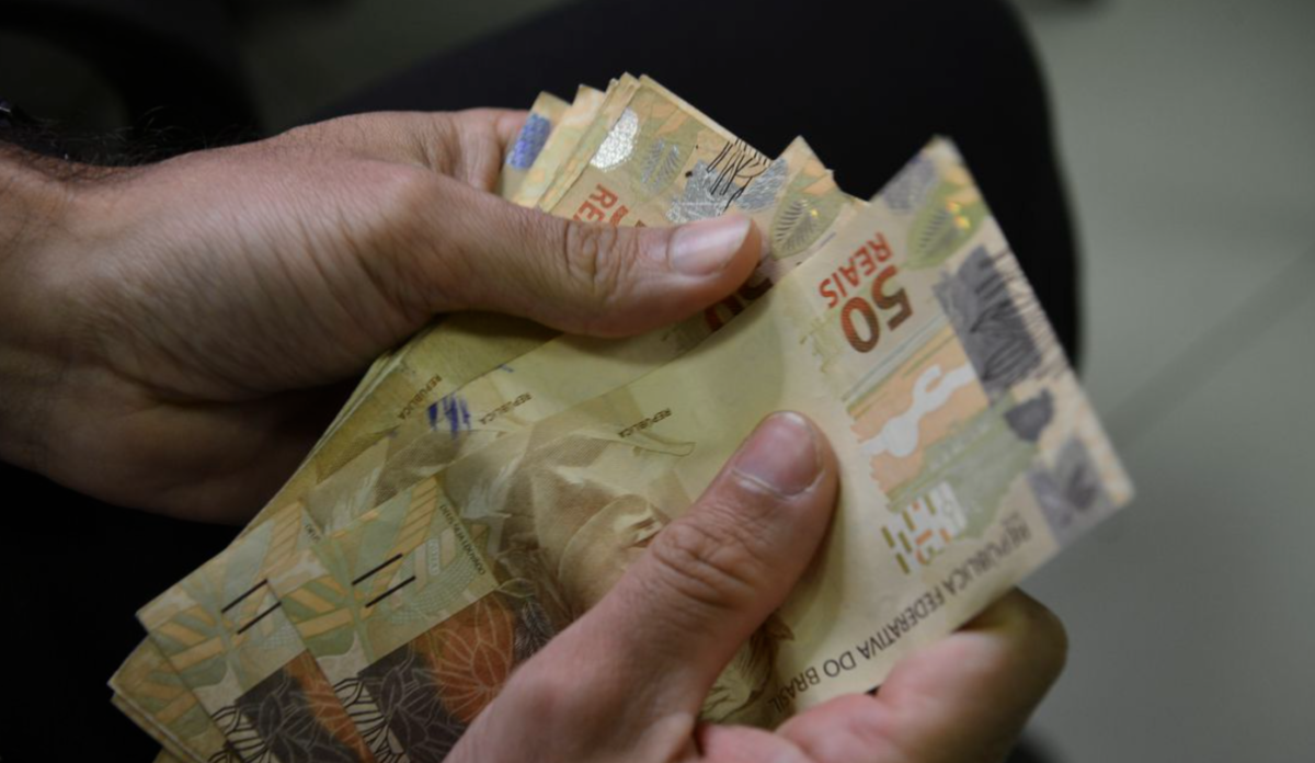 Caixa libera abono salarial para nascidos em maio e junho