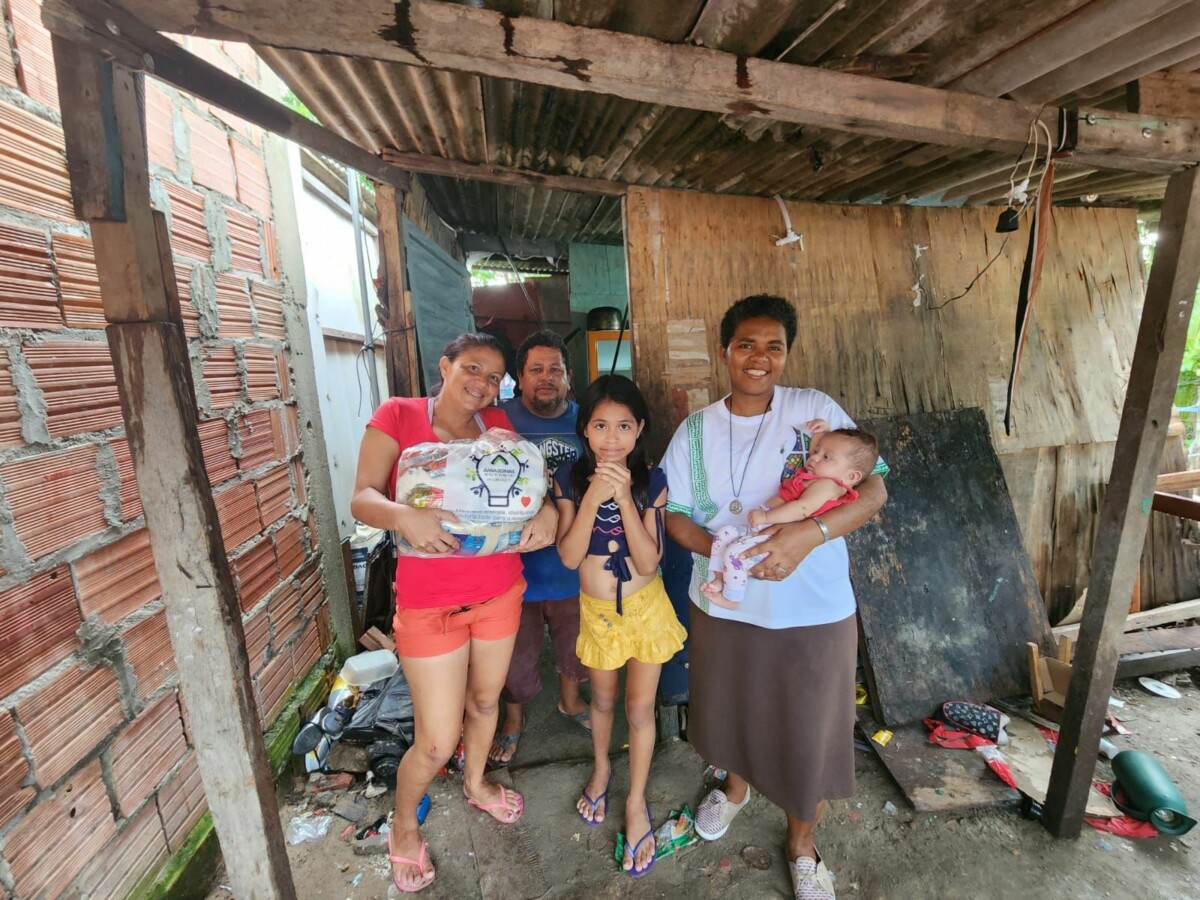 “Só como carne uma vez no mês”, diz moradora que se emocionou ao ser uma das 900 mil beneficiadas pelo projeto solidário da Amazonas Energia