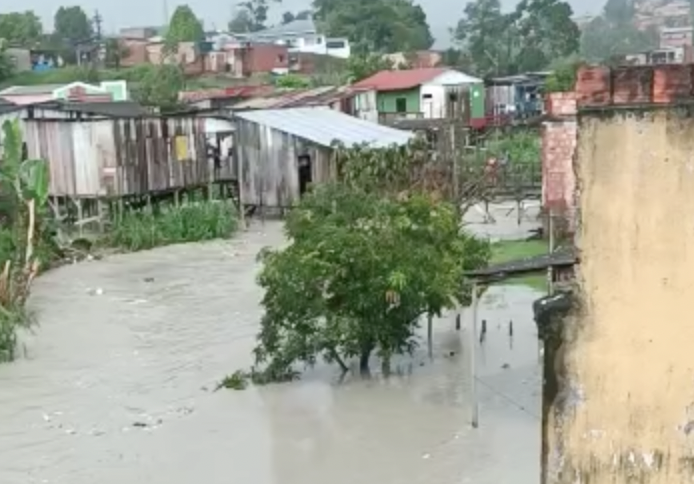 Várias áreas de Manaus ficam alagadas após forte chuva; veja vídeo