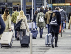 Êxodo do Brasil: qualificados imigram e começam ‘de baixo’ para sair do país