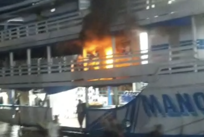 Barco pega fogo e deixa passageiros em pânico no Amazonas; veja vídeo
