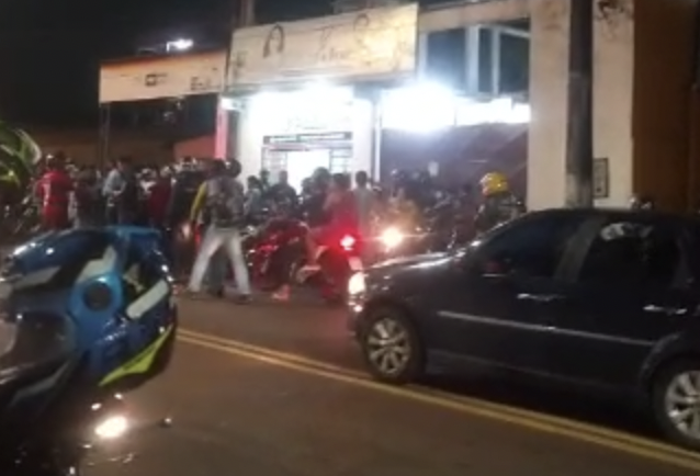 Motorista tenta fugir após atropelar motoqueiro e acaba se dando mal; veja vídeo