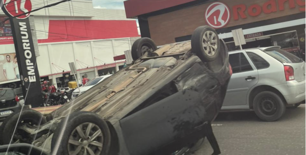 Urgente: carro capota no Vieiralves e deixa o trânsito infernal; veja