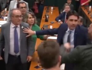 Deputado do PT xinga e fala que facada em Bolsonaro foi "fake" e Eduardo Bolsonaro vai pra cima; veja vídeo