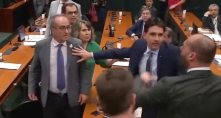 Deputado do PT xinga e fala que facada em Bolsonaro foi “fake” e Eduardo Bolsonaro vai pra cima; veja vídeo
