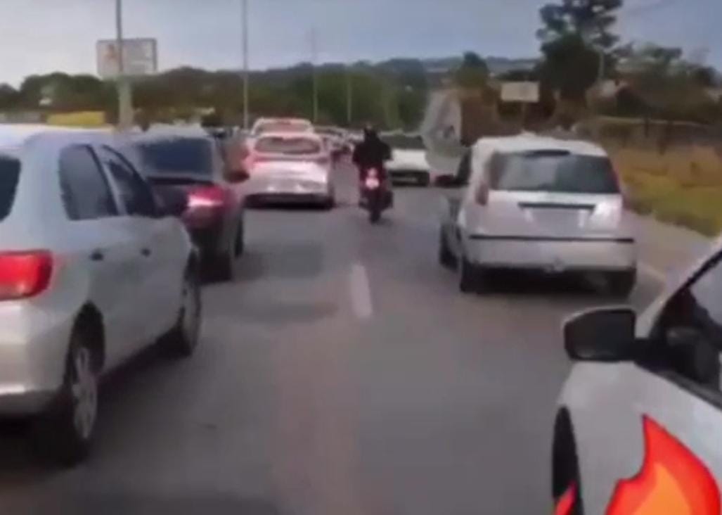 Motoqueiro dá uma de repórter no trânsito e o pior acontece; veja vídeo