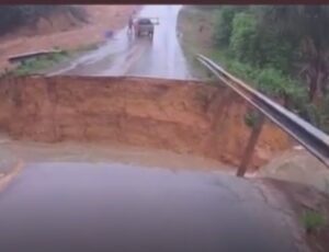 Ponte na AM-010 desaba durante chuva e deixa moradores ilhados em Itacoatiara; veja vídeo