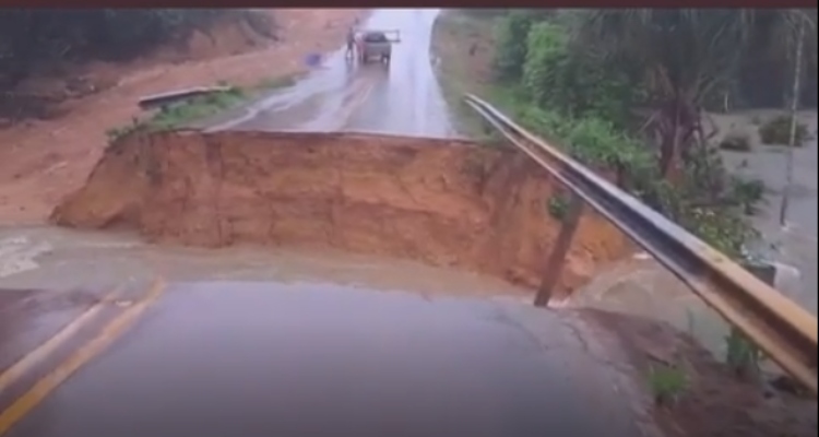 Ponte na AM-010 desaba durante chuva e deixa moradores ilhados em Itacoatiara; veja vídeo