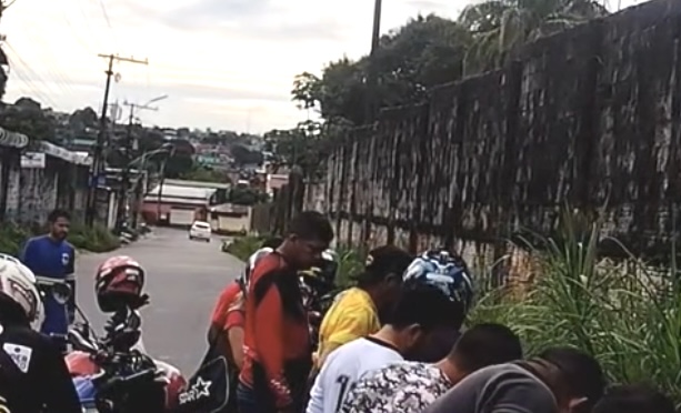 Urgente: motoqueiro fica em estado grave após despencar em bueiro no Terra Nova; veja vídeo