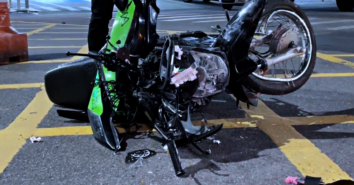 Motoqueiro de aplicativo é socorrido às pressas após sofrer acidente na Av. Boulevard, em Manaus