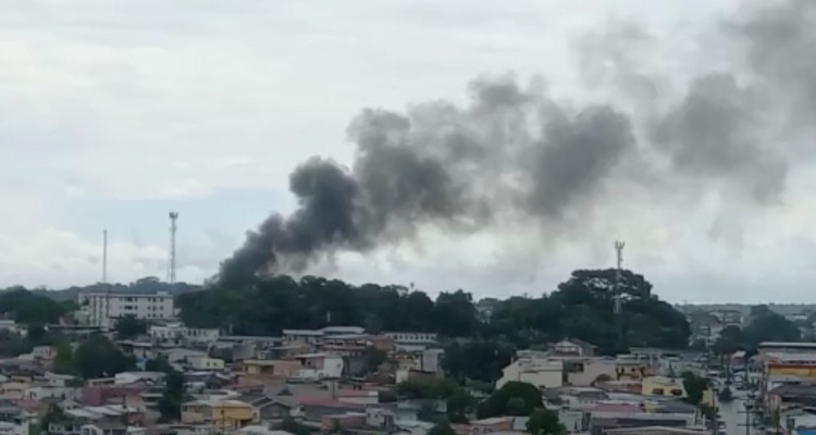 URGENTE: incêndio de grandes proporções no Lírio do Vale, em Manaus; veja vídeo