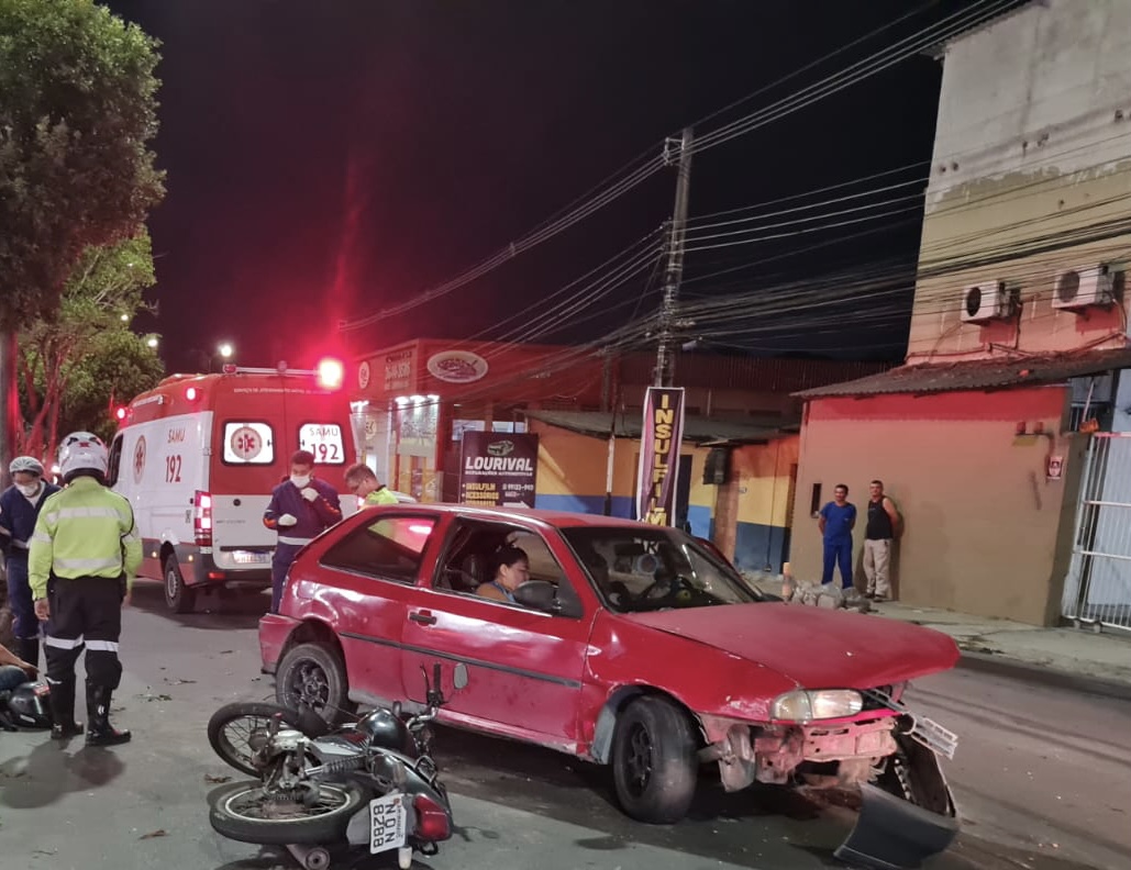 Urgente: motoqueiro é atingido por carro desgovernado no Coroado