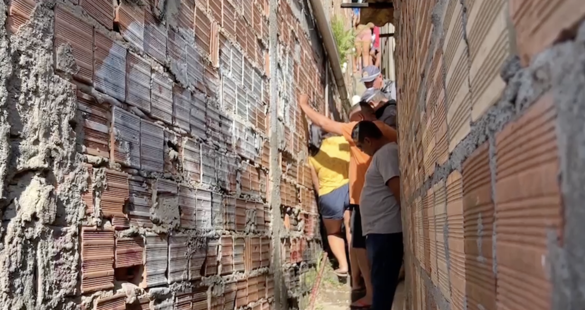 Assaltante é perseguido e excut4do a tiros em beco no bairro Petrópolis; veja vídeo