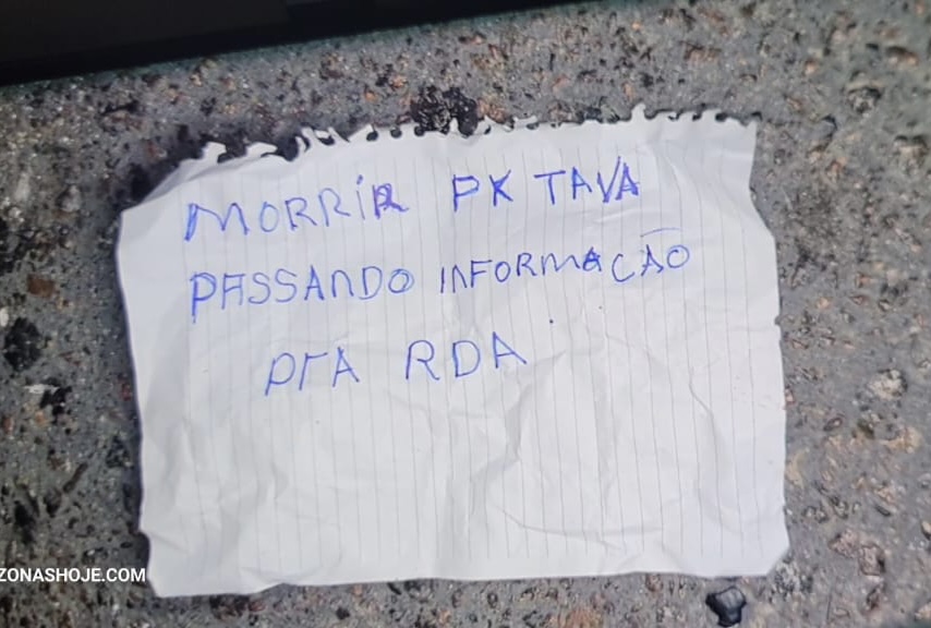 Urgente: jovem é executad0 com 20 tiros no Parque 10 e facção deixa bilhete; veja vídeo