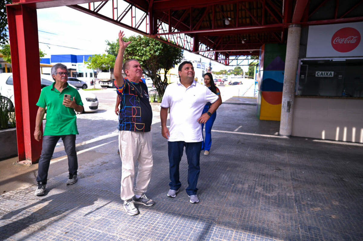 Caio André acompanha serviços de revitalização da praça do Dom Pedro