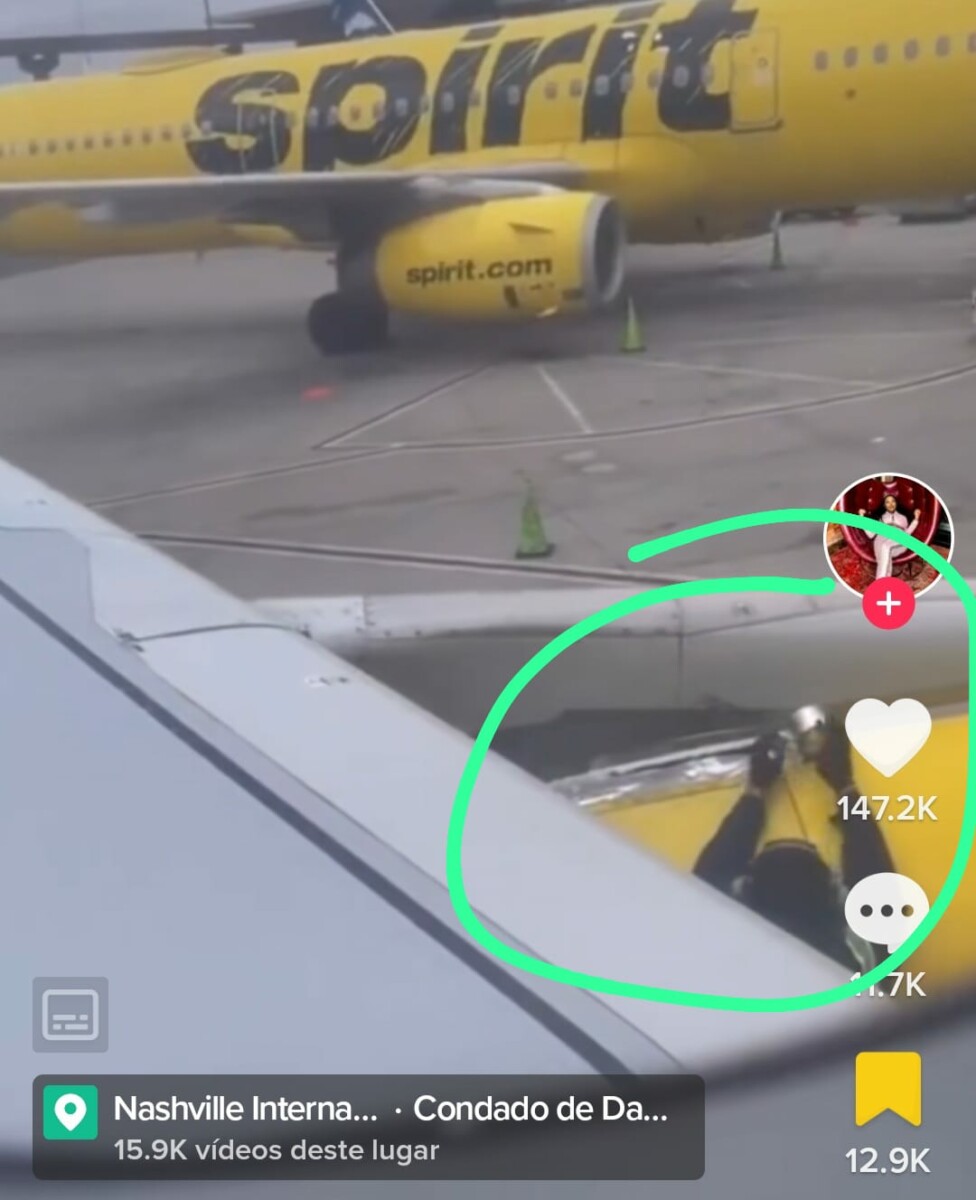 Funcionário é filmado remendando asa de avião com fita adesiva