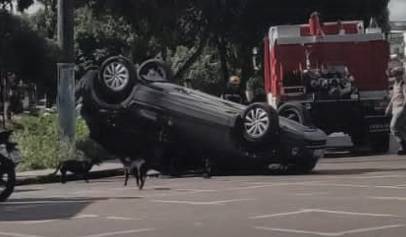 Urgente: carro acaba de capotar na avenida Tefé, em Manaus; veja