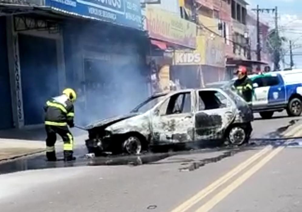 Carro fica destruído após pegar fogo em avenida no Canaranas; veja vídeo