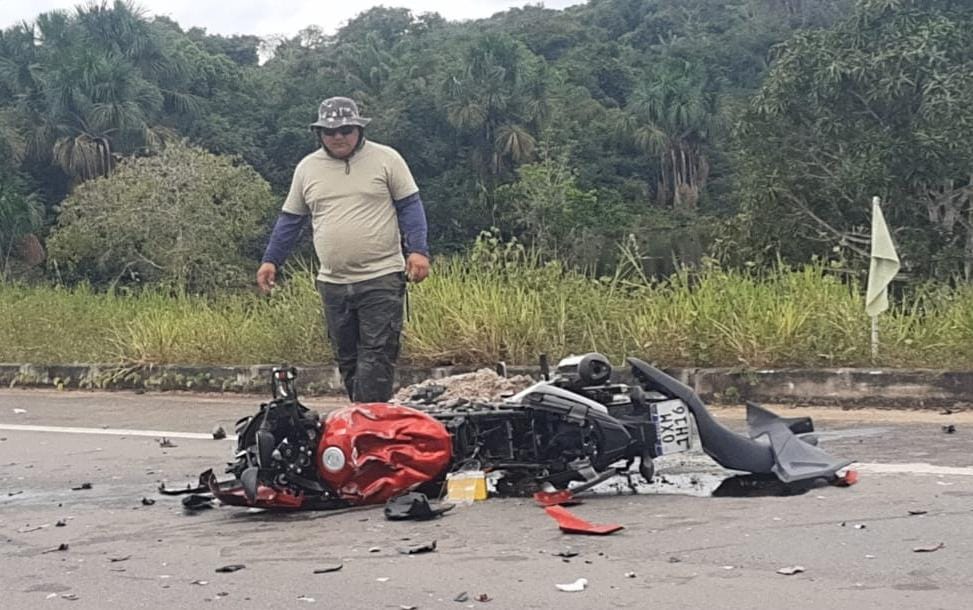 Acidente de moto na AM-070 deixa uma pessoa morta e outra gravemente ferida