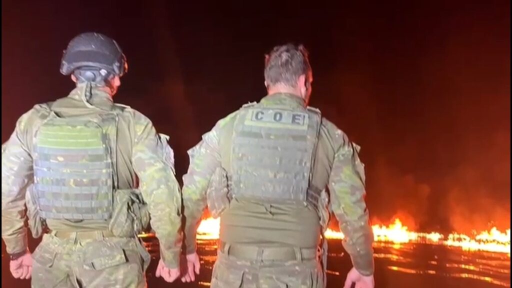 Lancha carregada de drogas pega fogo após criminosos trocarem tiros com PF em Manacapuru; veja o vídeo